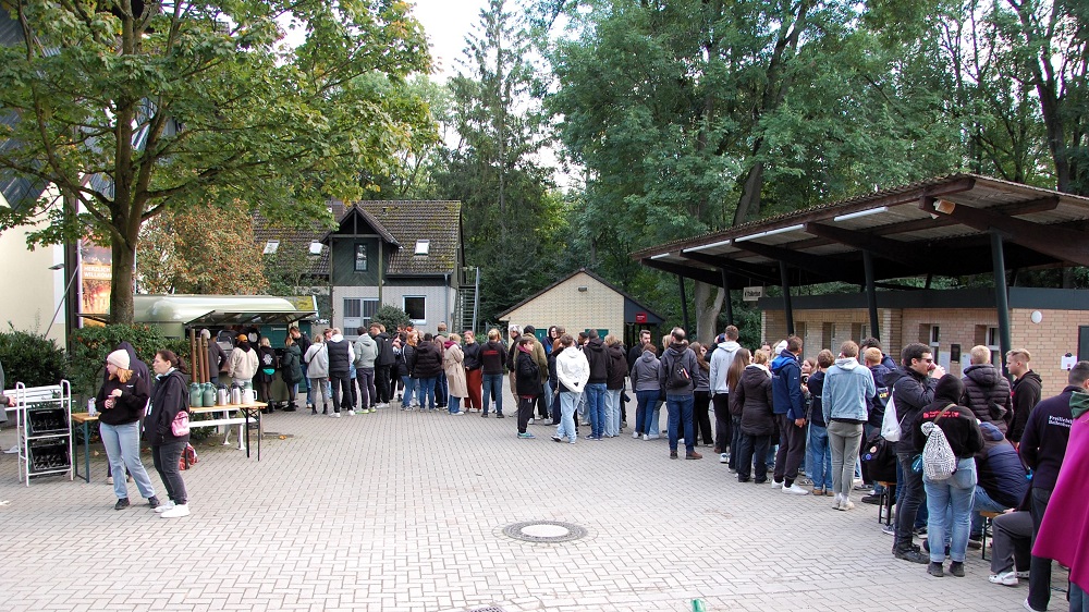 Foto: Am Food-Truck stärken sich Gäste und Gastgeber für das bevorstehende Abendprogramm.