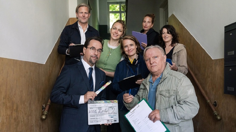 Foto: (v.l.) Jan Kruse (Produzent); Prof. Karl-Friedrich Boerne (Jan Josef Liefers); Anne Bolick (Kamerafrau); Isa Prahl (Regisseurin); Regine Bielefeldt (Drehbuch); Frank Thiel (Axel Prahl); Sophie Seitz (Redakteurin WDR) © WDR/Thomas Kost