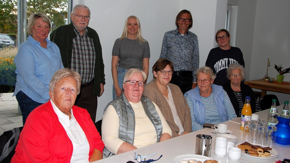 Foto: Edeltraud Tümmers (vorne links) hat zum Bewohner-Talk in den Gemeinschaftsraum von "Vicanus II" eingeladen. 