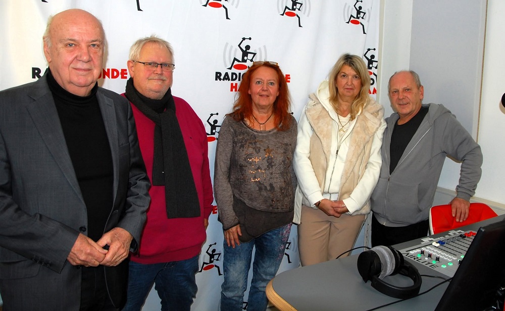 Foto: (v.l.) Manfred, Paul, Astrid, Manuela und Lutz zu Gast im Studio der Radio Runde Hamm