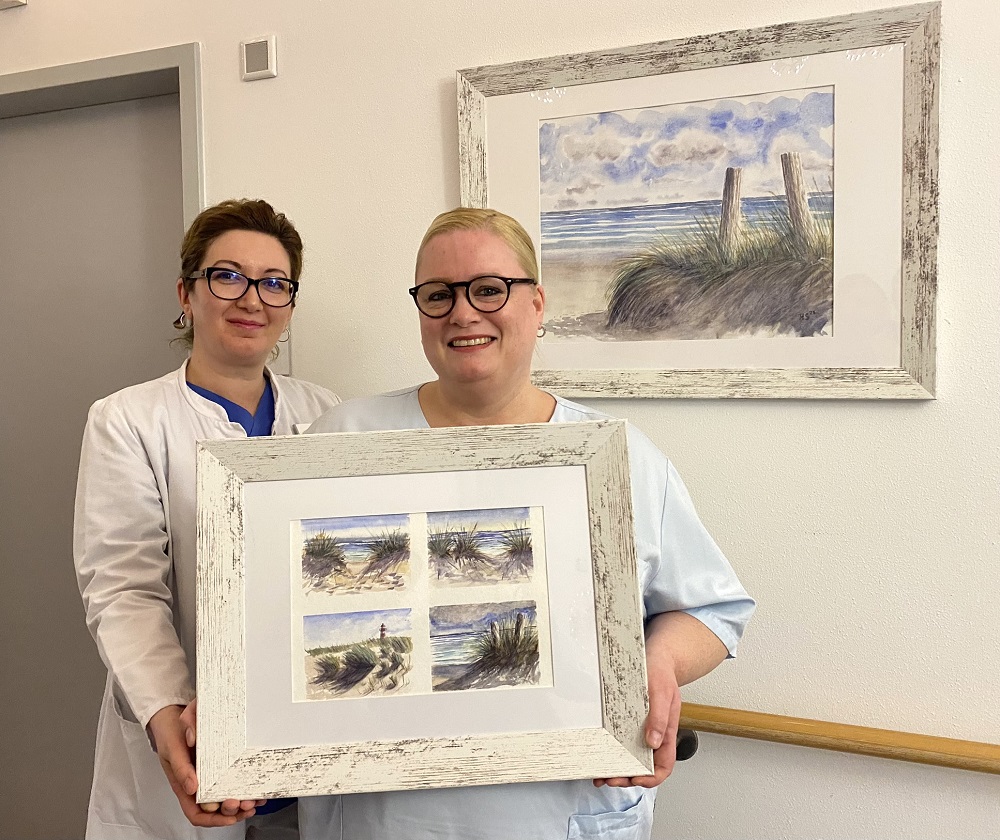 Foto: Freude über die Bilder von Regina Sielk (Foto: St. Barbara-Klinik Heessen)