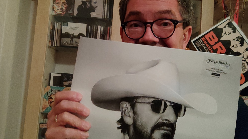 Foto: Ralf Grote mit dem neuen Ringo Starr-Album "Look Up"