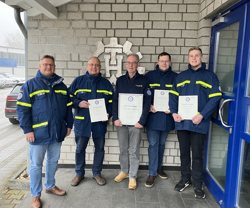 Foto: (v.l.) Ortsbeauftragter Michael Erning freut mit den Geehrten: Jörg Binder, Franz-Reiner Rudolf, Kai Kemper und Sebastian Leopoldt (Foto: THW Hamm) 