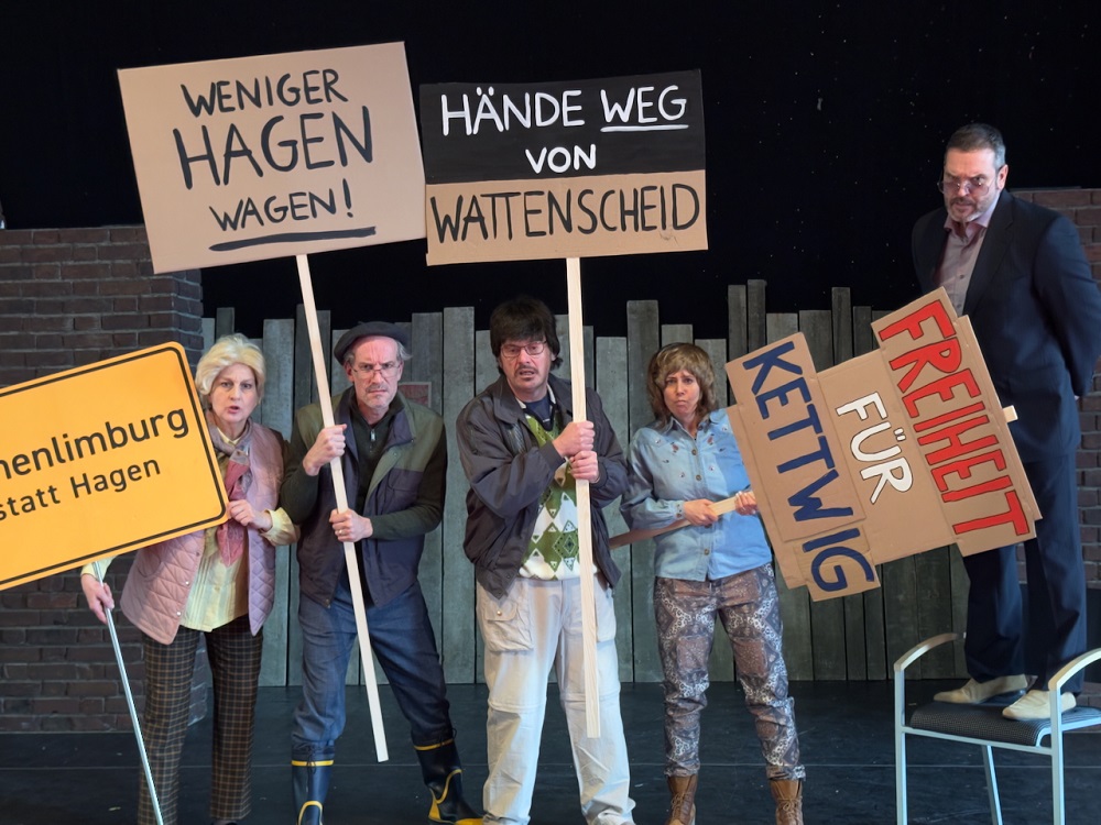 Foto: Proben für einen Sketch zum 50. Jahrestag der immer noch nicht überwundenen Gebietsreform in NRW. Auf der Bühne (v.l.): Silvia Holzhäuser, Patrick Dollas, Angelo Enghausen Micaela, Sandra Schmitz und Sebastian Thrun. (Foto: Stefan Reinke)