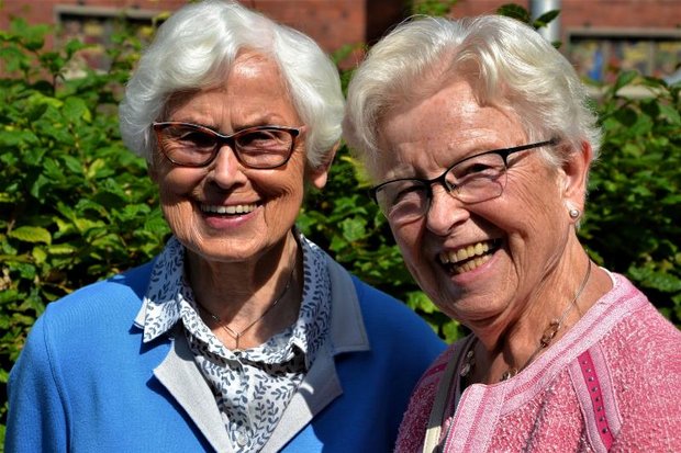 Diese beiden Damen sorgten dafür, dass bei der Radio Runde Hamm in den ersten Jahren viel "Platt" gesprochen wurde: Maria Roppertz (l.) und Christel Homann (hier bei einer Veranstaltung im Jahre 2021) Foto: Diese beiden Damen sorgten dafür, dass bei der Radio Runde Hamm in den ersten Jahren viel "Platt" gesprochen wurde: Maria Roppertz (l.) und Christel Homann (hier bei einer Veranstaltung im Jahre 2021)