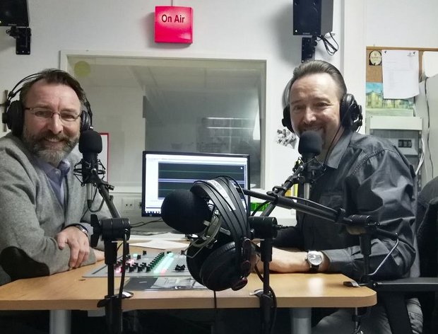 Nach der einen oder anderen Co-Moderation holt Gary Niggins (r.) seinen Bruder Carl ins Team, der mit "Jukebox" auch eine eigene Sendung abliefert. Foto: Nach der einen oder anderen Co-Moderation holt Gary Niggins (r.) seinen Bruder Carl ins Team, der mit "Jukebox" auch eine eigene Sendung abliefert.