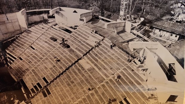 Anfang 1993... Rohbau der neuen Tribüne Foto: Anfang 1993... Rohbau der neuen Tribüne